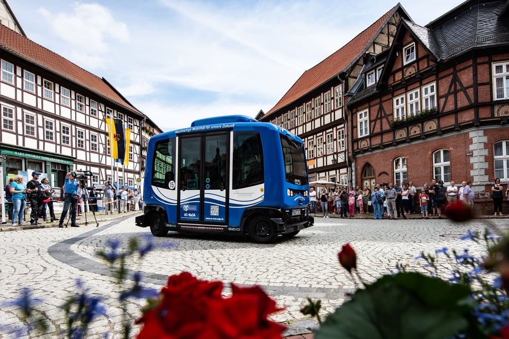 Der Bus kommt - aber was für einer! Shuttles wie der in Stolberg (Südharz) getestete "Thyra Floh" sollen in einigen Jahren in Sachsen-Anhalt Alltag sein.