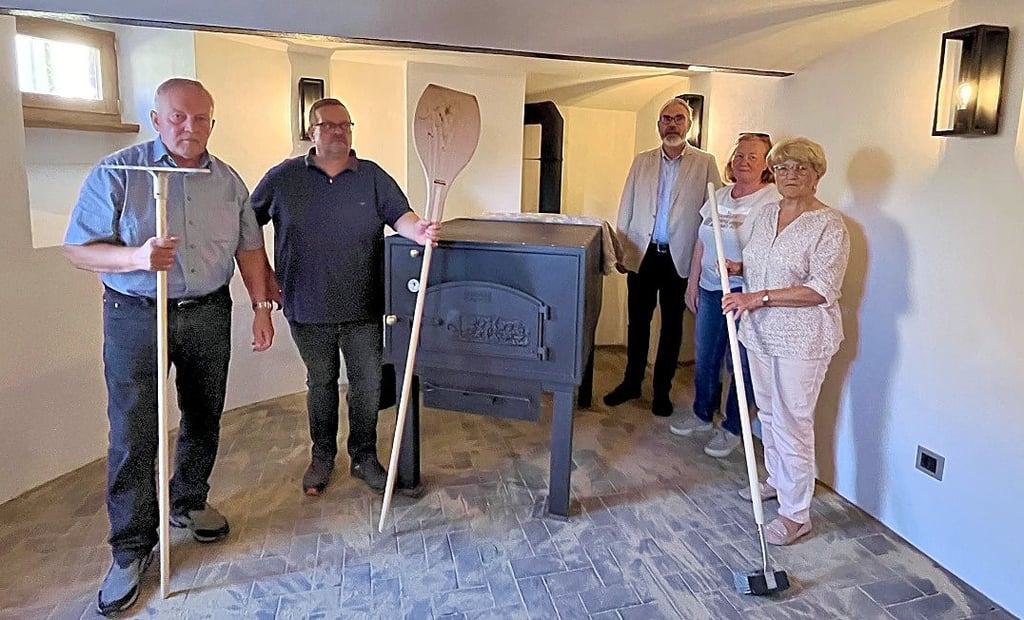 Der Ofen in Schernebecks Backhaus steht, das erste Probebacken ist erfolgreich verlaufen. Förderkreis und Kirchengemeinde laden zur Einweihung ein.