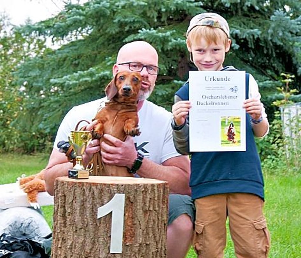 Sieger in der Kategorie „Dackel mit Kind“ ist Kalle. Zur Belohnung gibt es Leckereien, für die Halter ein Pokal mit Urkunde.