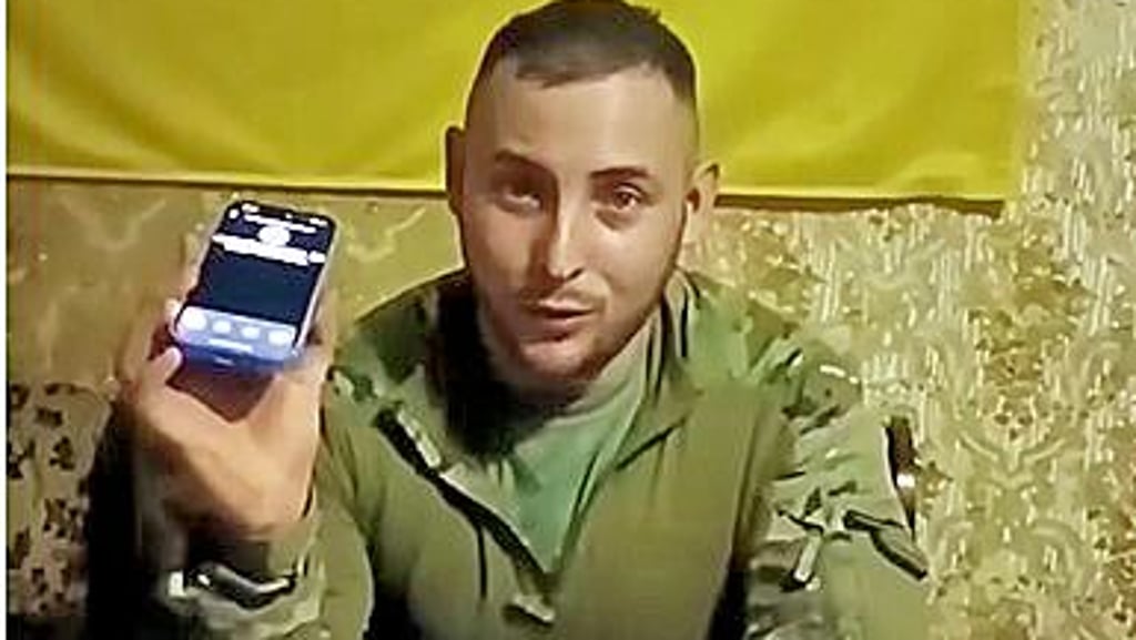 Weil ukrainische Monteure an dem russischen Panzer scheiterten, rief der Offizier eben bei der Technik-Hotline in Russland an.