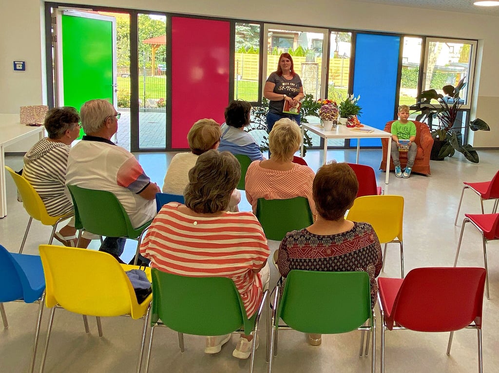 Juliane Hamann, leitende Lehrkraft der Grundschule, freut sich über die liebevolle Umsetzung der Idee. Zur Eröffnung stellte Lesekönig Maximilian Müller sein Lieblingsbuch vor versammelten Publikum vor.