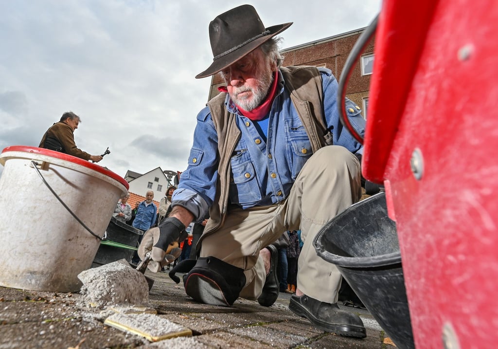 Der Künstler Gunter Demnig verlegt zwei Stolpersteine in Spremberg.