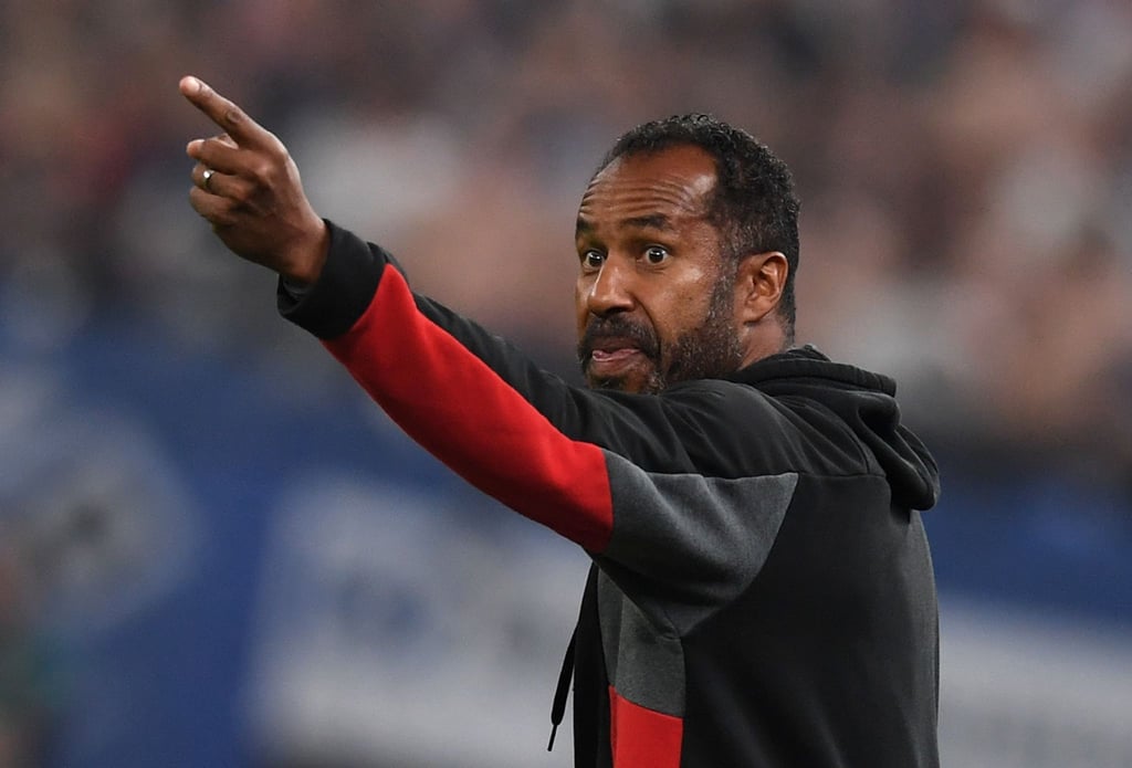 Düsseldorfs Trainer Daniel Thioune gibt Anweisungen.