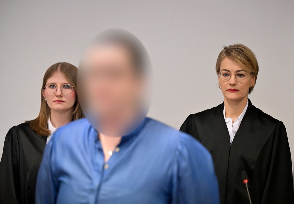 Die Angeklagte Andrea Tandler (M.) zu Prozessbeginn zwischen ihren beiden Anwältinnen.