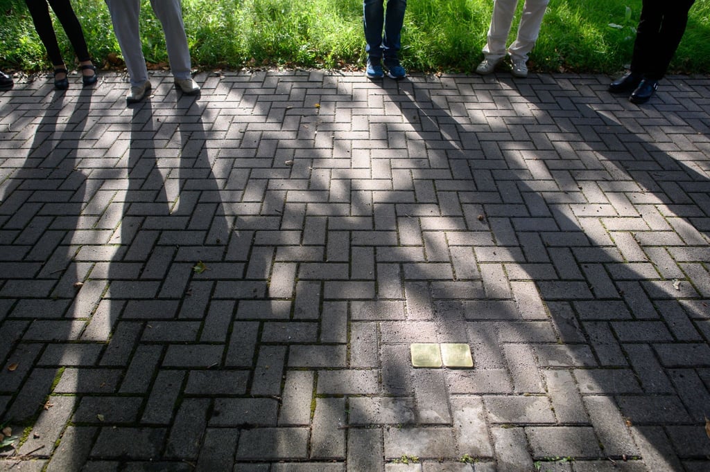 Zwei neue "Stolperstein" wurden in den Gehweg eingelassen.
