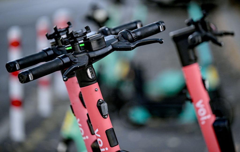 In Halle wurde ein E-Scooter aus einem Supermarkt gestohlen. Jetzt fahndet die Poliei mit bildern einer Überwachungskamera nach den Dieben.
