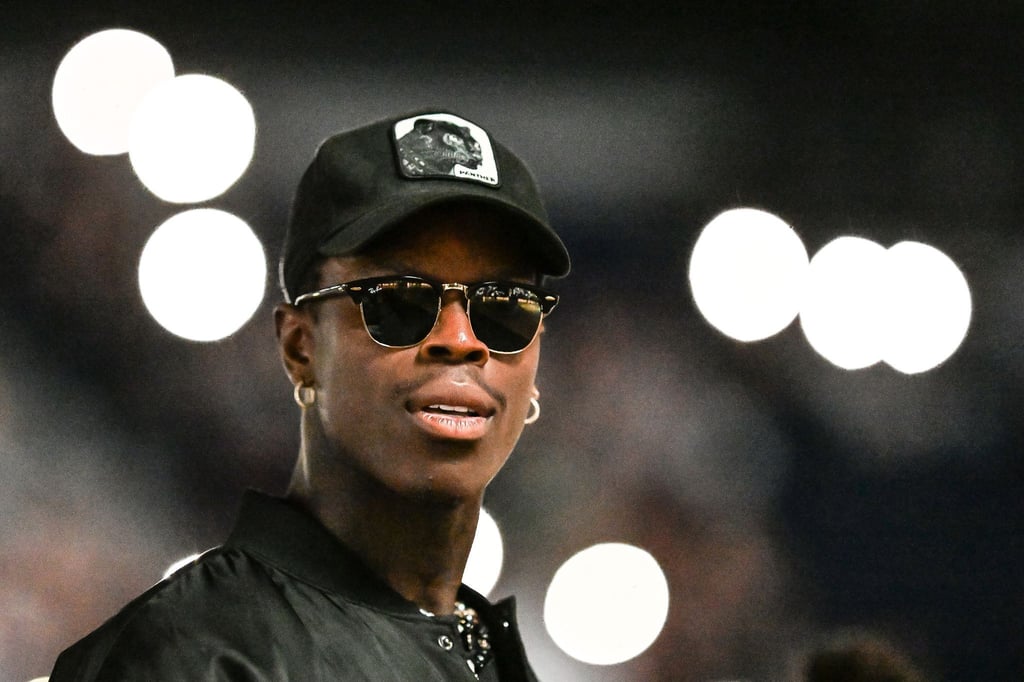 Basketball-Weltmeister Dennis Schröder ist vor dem Spiel in der Halle.