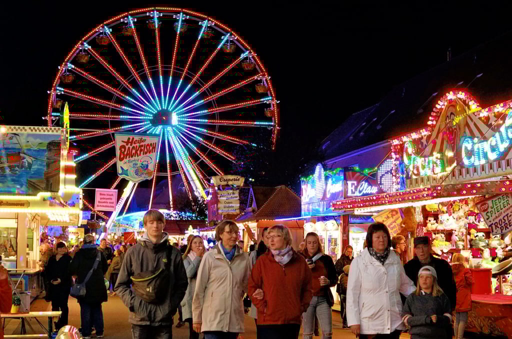 Der Klötzer Martinimarkt wird am Monatsende wieder tausende Besucher aus Nah und Fern anlocken. Mit den bunten Lichtern der Fahrgeschäfte und Stände ist das Innenstadtfest in den Abendstunden ein besonderes Erlebnis.