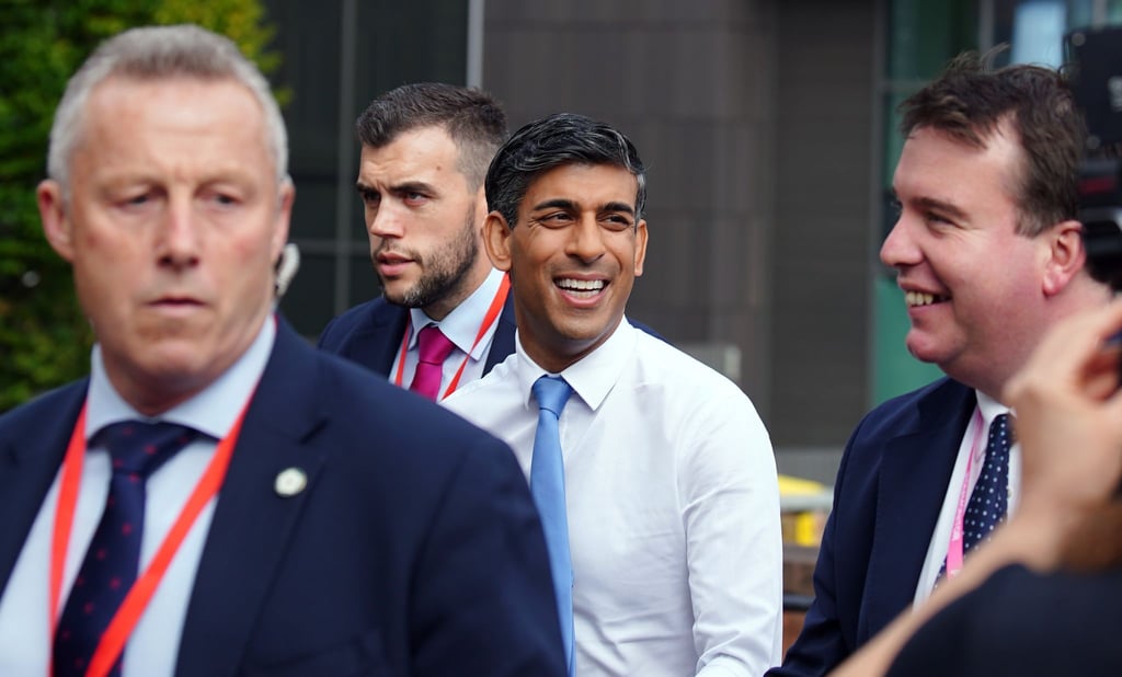 Rishi Sunak (M.) beim Treffen der Konservativen Partei.