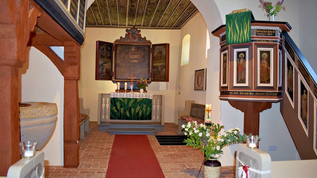 Düster, kellerartig und eng? Diesen Eindruck erweckt die Lostauer Kirche überhaupt nicht. So wurde das Kirchenschiff allerdings etwa ab Mitte des 19. Jahrhunderts empfunden. Jahrzehntelang kämpften die Lostauer um eine neue Kirche im neuen Dorf.