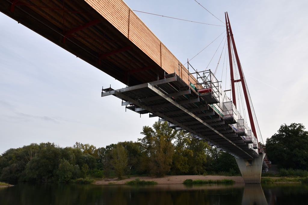Unter Zuhilfenahme eines Spezialgerüstes werden die Sanierungsarbeiten an der Wasserfallbrücke ausgeführt.