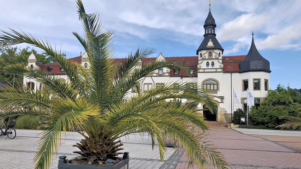 Schöner Ort zum Verweilen in Bad Schmiedeberg: der Platz vor dem historischen Kurhaus