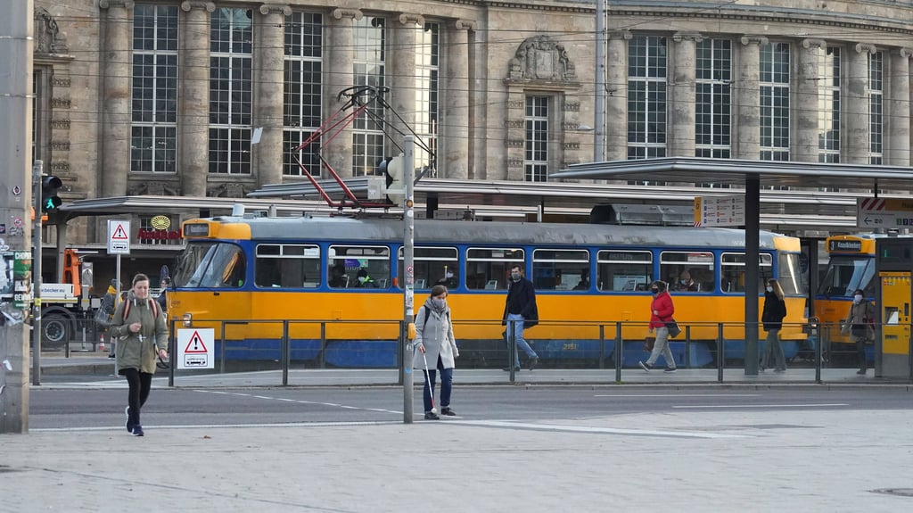 So sollen die RB-Fans anreisen: Eine Tram am Leipziger Hauptbahnhof.