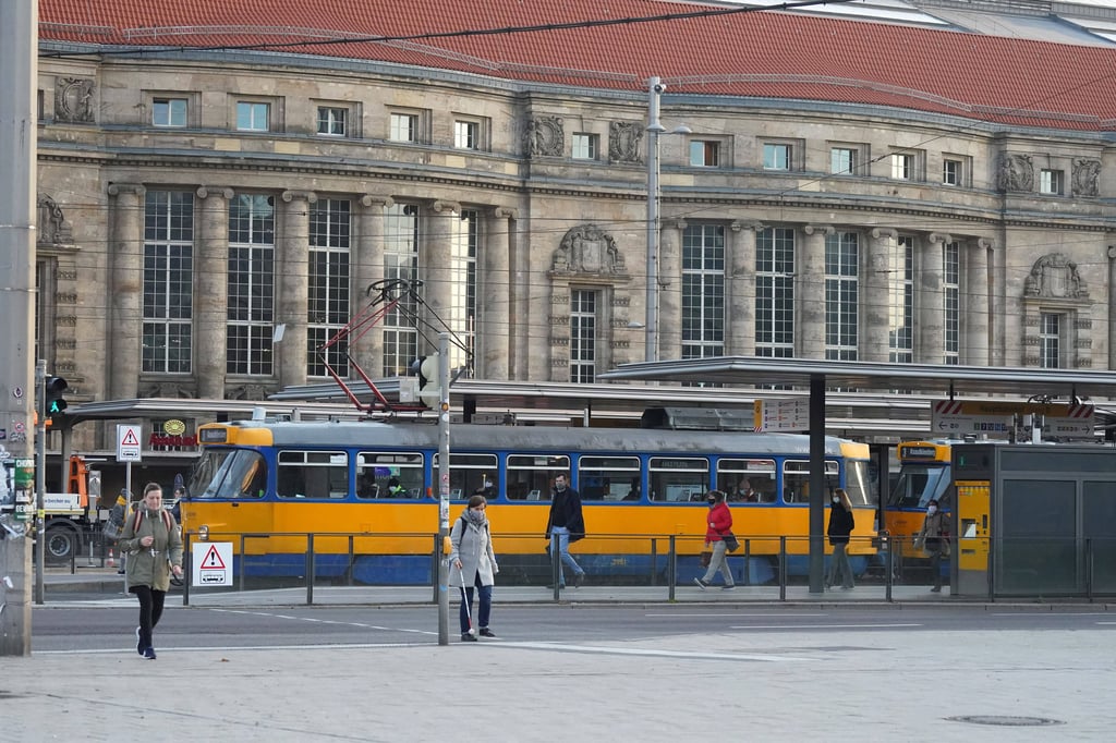 So sollen die RB-Fans anreisen: Eine Tram am Leipziger Hauptbahnhof.