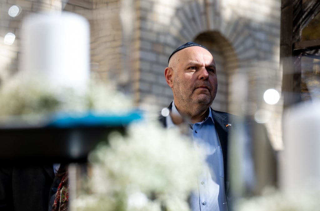 Max Privorozki, Vorsitzender der Jüdischen Gemeinde Halle, steht an der Synagoge in Halle/Saale auf dem Gedenken für die Opfer des Terroranschlags von 2019.