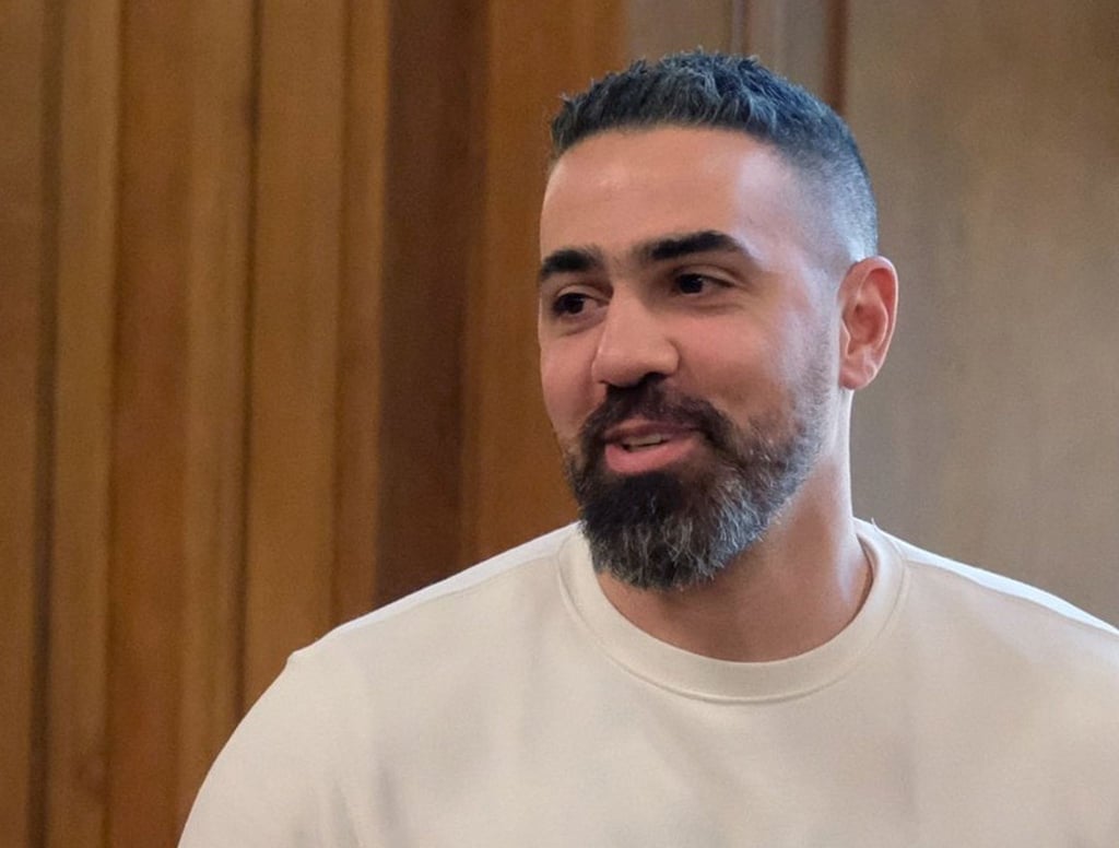 Der Rapper Bushido kommt in einen Gerichtssaal.