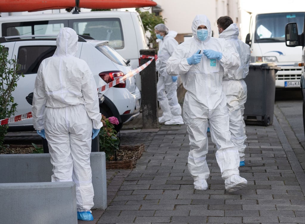 Beamte der Spurensicherung der Polizei am Tatort in Darmstadt.