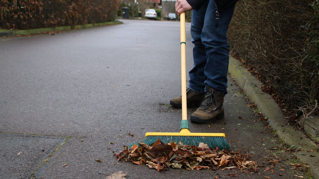Grundstückseigentümer sind verpflichtet, die Straßen vor ihren Häusern regelmäßig zu reinigen - auch in Zerbst. Dabei dürfen sie den Kehricht oder auch Laub nicht in die Gully kehren.