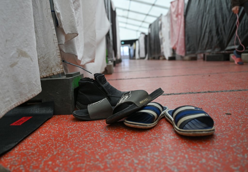 Tücher an Bauzäunen trennen die Parzellen von Flüchtlingen in einem der Bierzelte auf dem Festplatz.