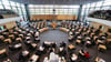 Abgeordnete sitzen im Plenarsaal bei einer Sitzung des Thüringer Landtags.