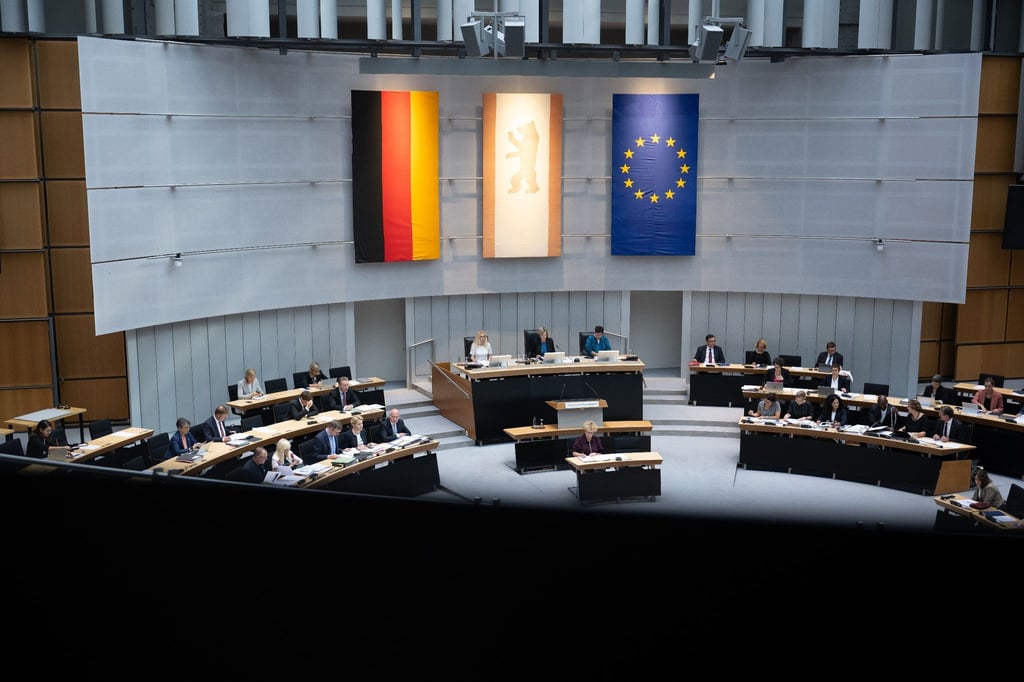Abgeordnete sitzen während einer Plenarsitzung des Berliner Abgeordnetenhauses im Plenarsaal.
