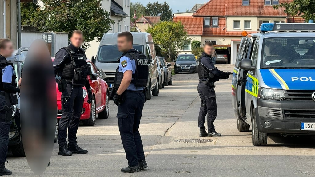Mit einem Großaufgebot fahndete die Polizei in Tangermünde nach einer Person, von der eine Gefährdung ausgeht. Ein Mann wurde in seiner Wohnung festgenommen.