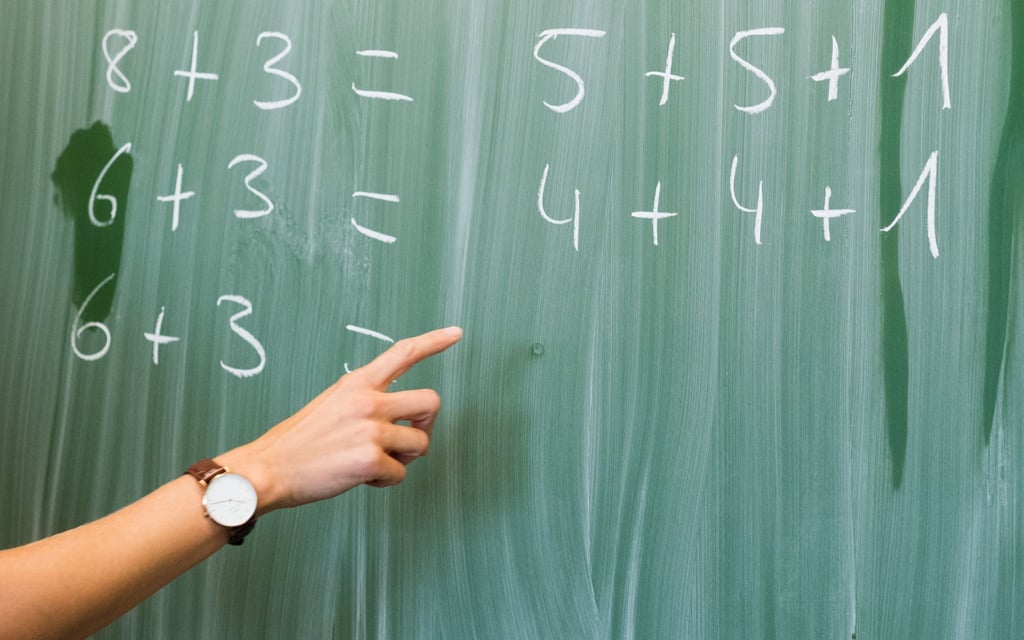 „Trotz des hohen Bedarfs an ausgebildeten Lehrkräften ist die Zahl der Lehramtsabsolventinnen und -absolventen mit Master- oder Staatsexamensabschluss rückläufig“, erläutert das Statistische Bundesamt.