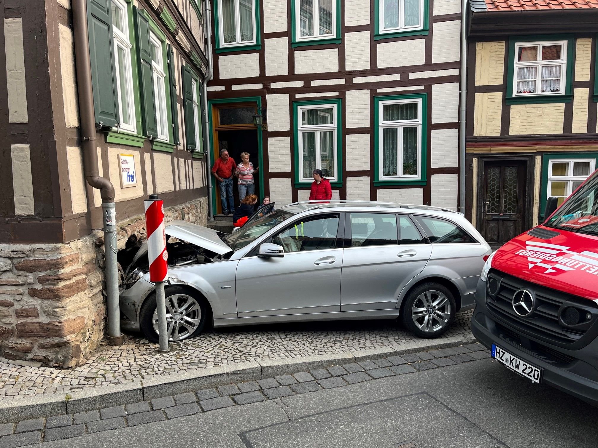 Unfall In Wernigerode: Mercedes Brettert Ungesteuert über Bundesstraße 244