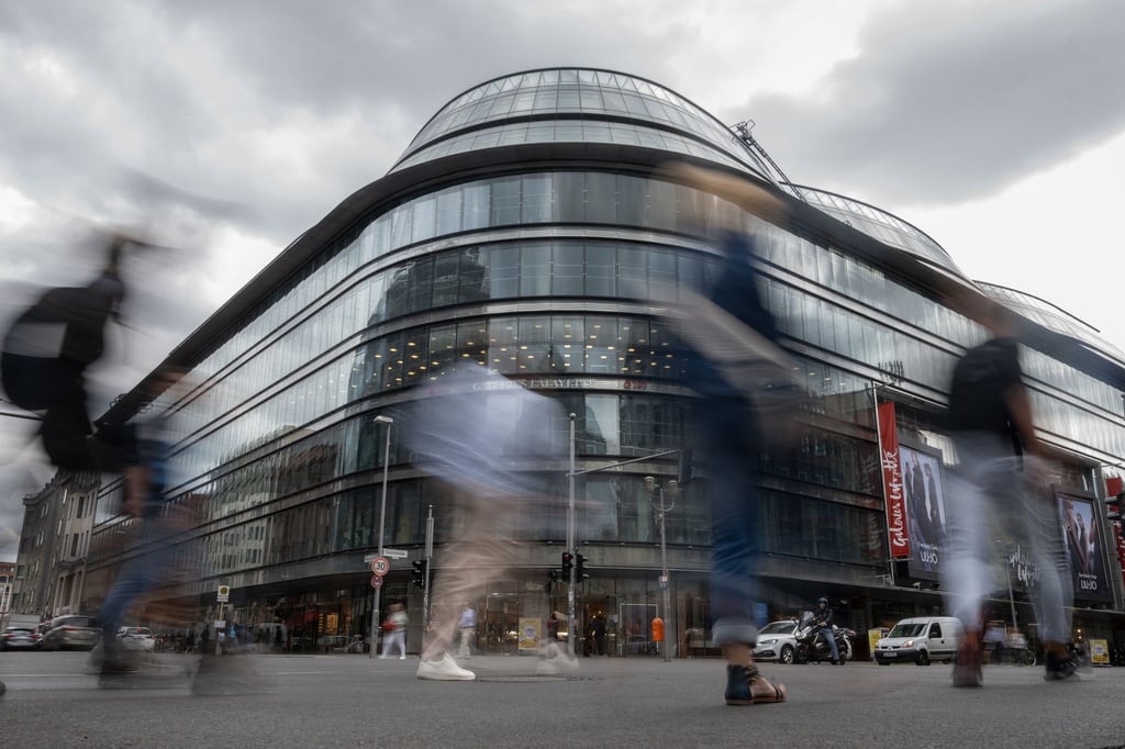 Passanten gehen am Quartier 207 mit der Berliner Filiale von Galeries Lafayette vorbei.