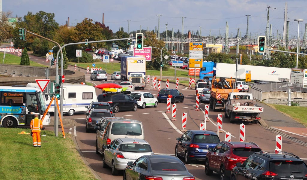 Auf dem Riebeckplatz geht es Richtung Norden nur noch durch die Magdeburger Straße – oder als Umleitung durch die Delitzscher Straße.
