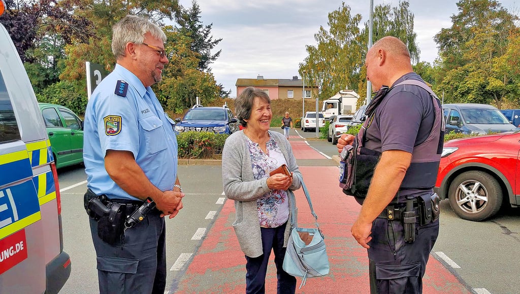 Roswitha Goralzyk hat schon auf dem Weg zur Apotheke ihre Geldbörse aus der Tasche geholt und läuft über den Parkplatz. Ray Kanne (r.) und Thomas Hoffmann bitten sie, das Portemonnaie lieber wieder wegzustecken. Denn es könnte ihr von einem Dieb sehr schnell aus der Hand gerissen werden.
