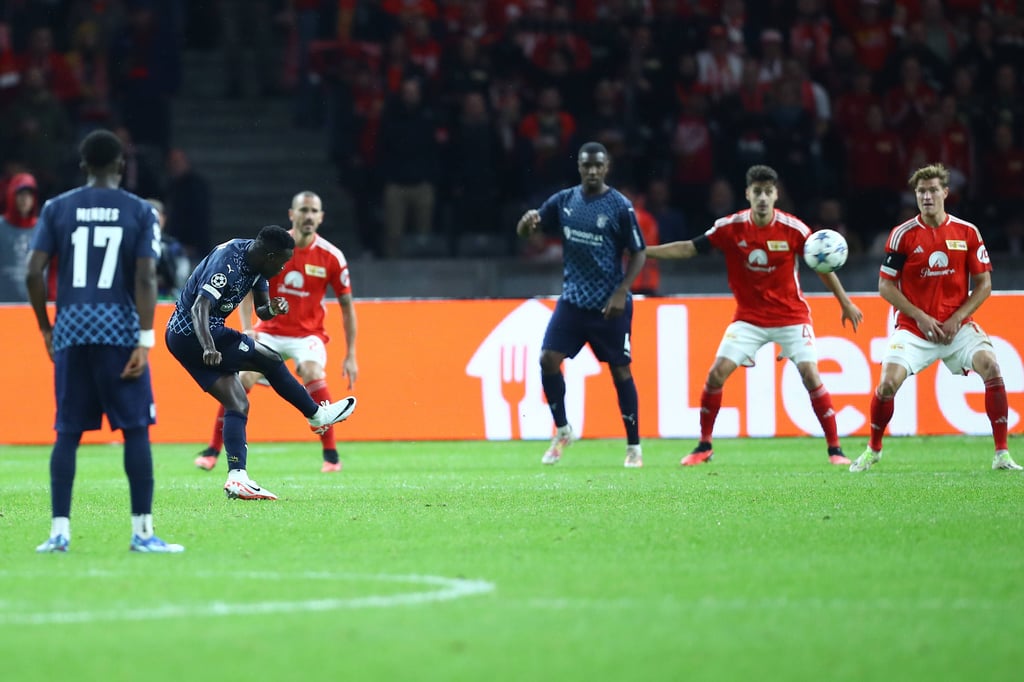 Bruma nimmt für den SC Brage genau Maß und trifft mit diesem Schuss zum 2:2 gegen Union Berlin.