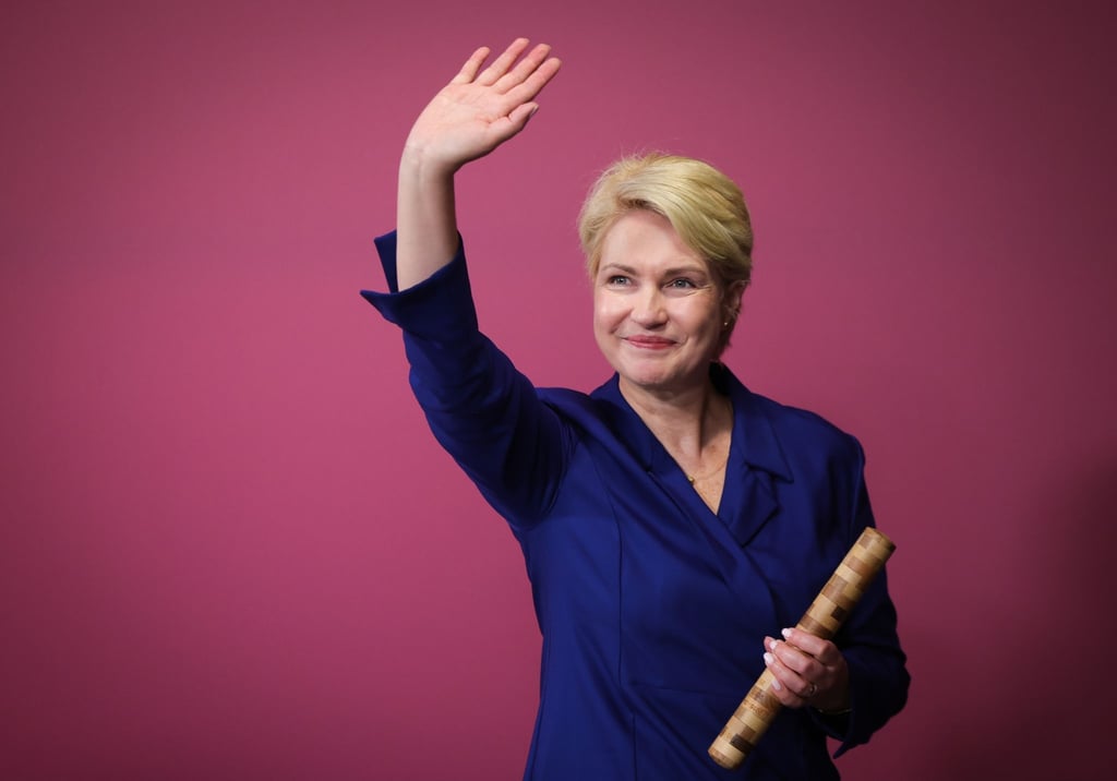 Mecklenburg-Vorpommerns Ministerpräsidentin Manuela Schwesig winkt in der Innenstadt.