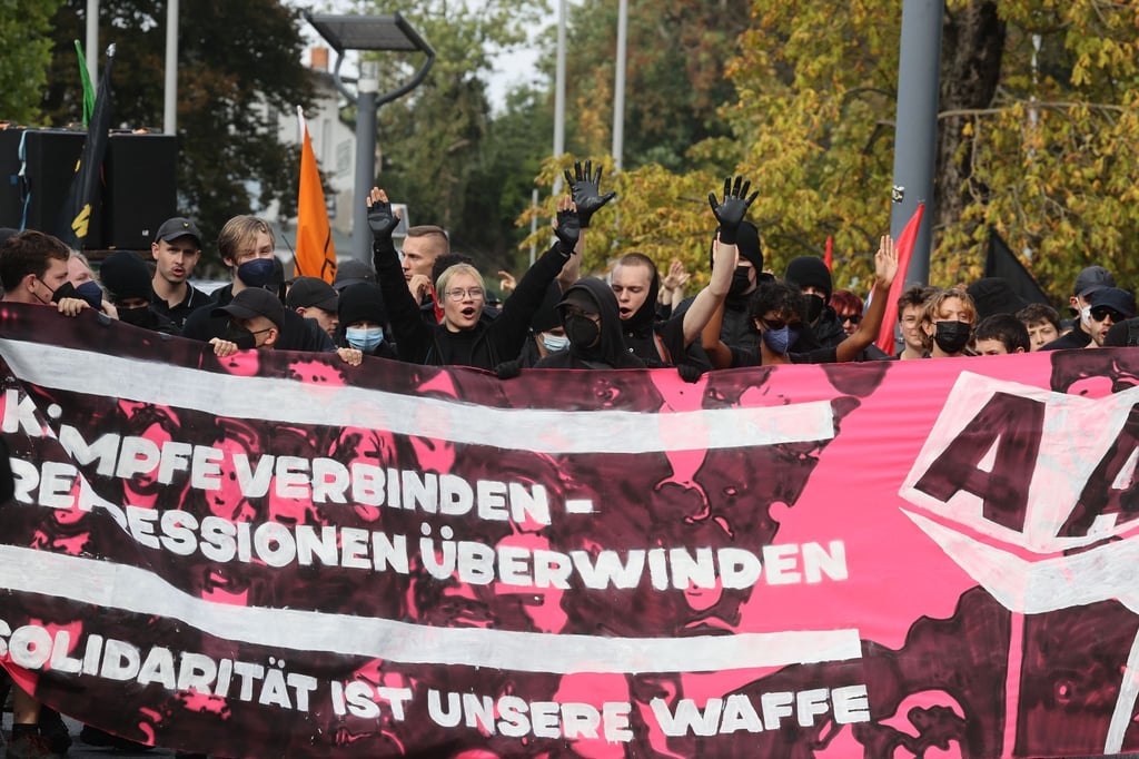 Teilnehmer einer linken Demonstration der „Aktion Antifa Gera“ versammeln sich am Hauptbahnhof.