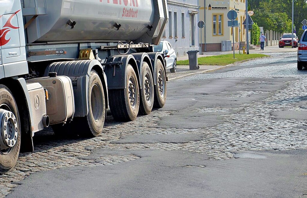 Die Bernburger Straße in Staßfurt befindet sich in einem erbärmlichen Zustand. Asphalt, Beton, Kopfsteinpflaster - die verschiedensten Fahrbahnbeläge vermitteln den Eindruck einer Teststrecke.