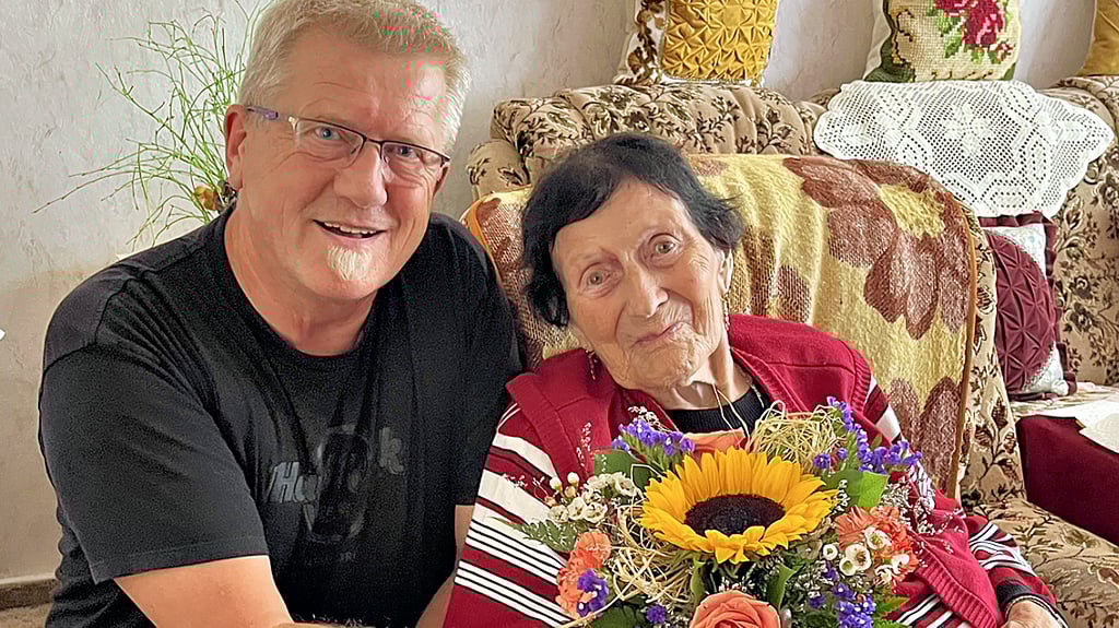 Axel Pich gratuliert Winningens ältester Bürgerin: Anneliese Lehmann.