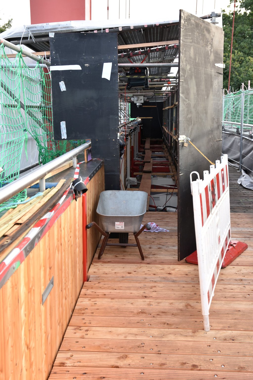 Unter halbseitiger Sperrung werden die Bohlen getauscht. Die Brücke bleibt bis auf Ausnahmen passierbar.