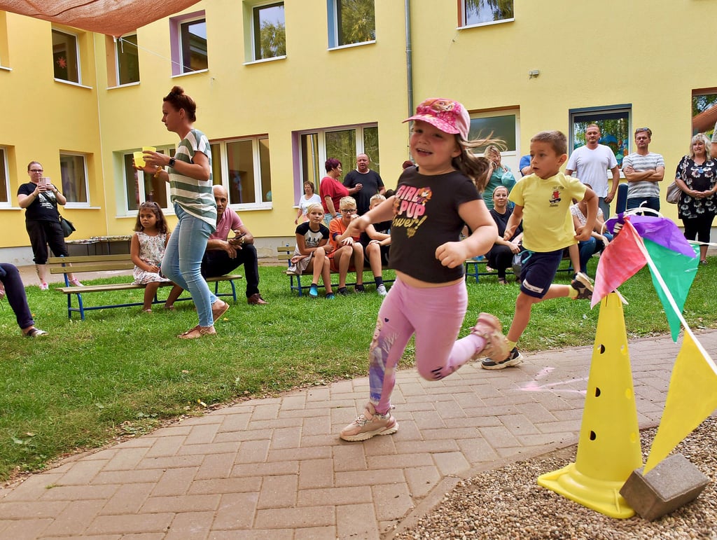 Runde um Runde drehen die Kinder der Kita „Regenbogen“ in Hettstedt für die Aktion „9 Bäume für die Kita Regenbogen“.