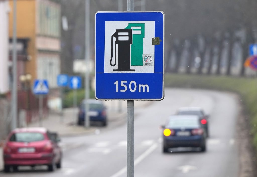 Zum ersten Mal seit Februar ist Diesel an deutschen Tankstellen wieder teurer als Superbenzin der Sorte E10.