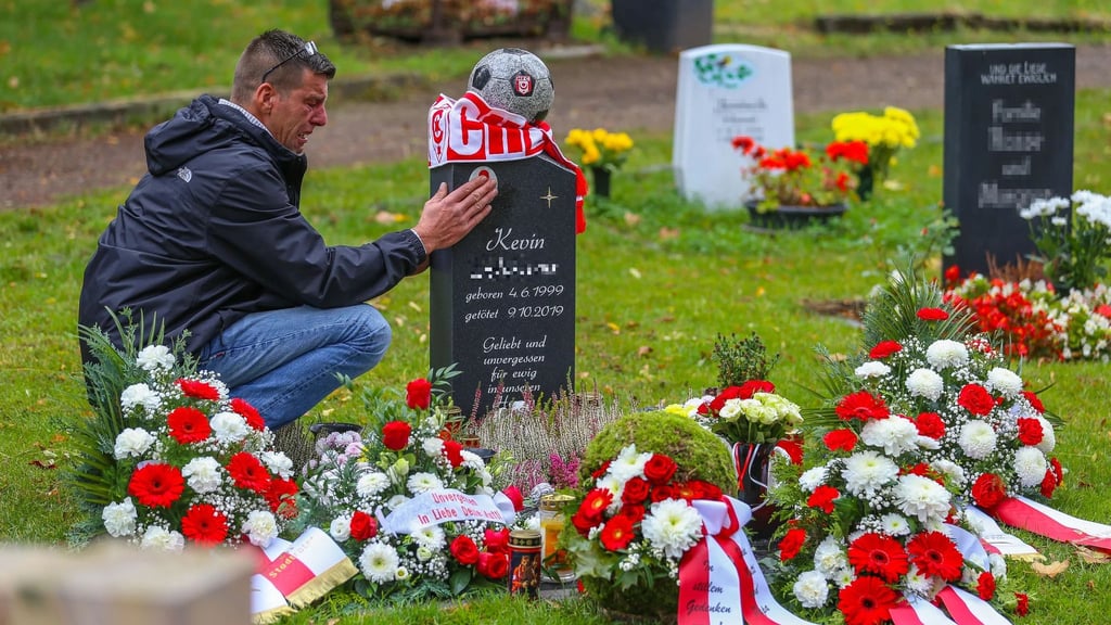 Kevins Vater Karsten Lissau zerreißt es jedes Mal beim Gedanken an seinen Jungen. Besuche an Kevins Grab sind für ihn  ein schwerer Gang.