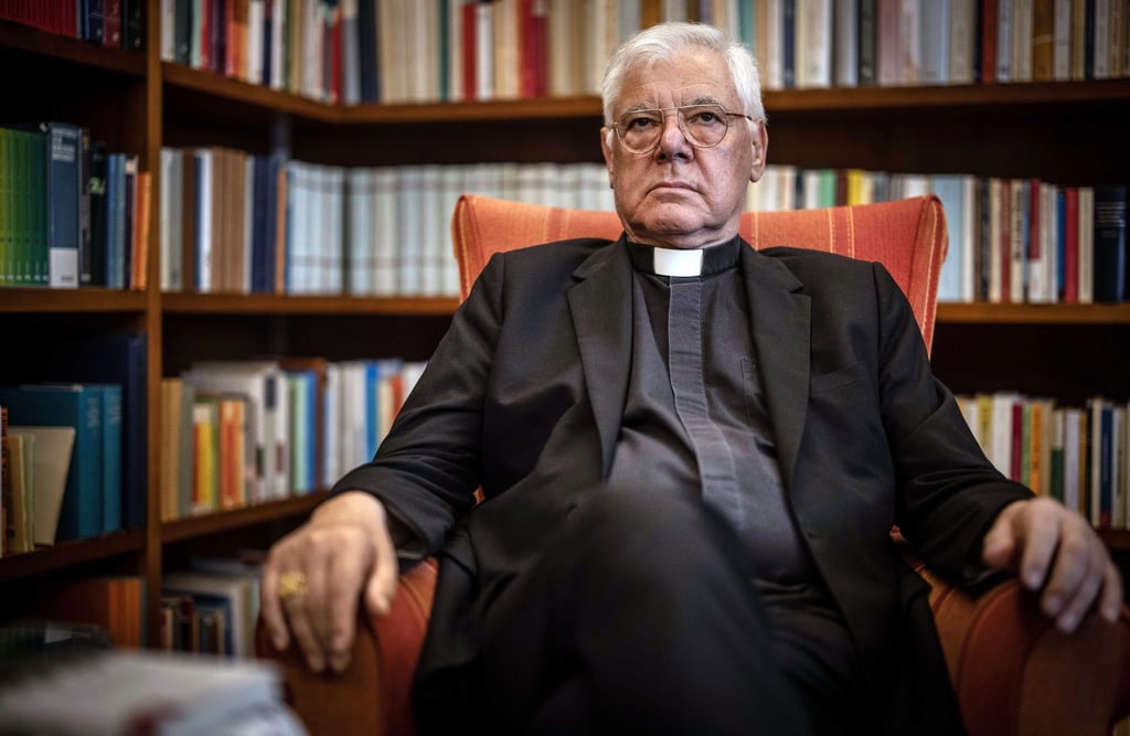 „Letztlich ist es so, dass der Papst im Kreis seiner Freunde ein Abschlussdokument nach eigenem Gusto rausgibt. Und das ist durchaus fragwürdig“, sagt der deutsche Kardinal Gerhard Ludwig Müller.