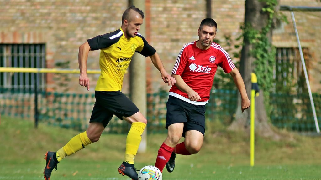 Steven Jüttner (links), hier im Zweikampf mit Steffen Brauer, hat den Ausgleich für den FSV erzielt.