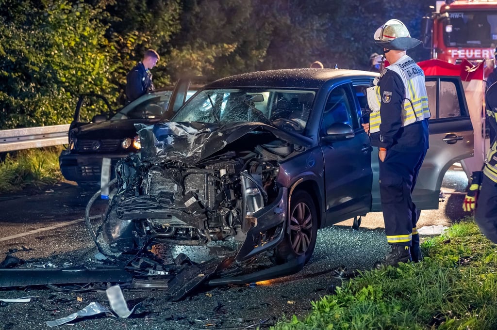 Feuerwehr und Polizei sind an der Unfallstelle in Gummersbach im Einsatz.