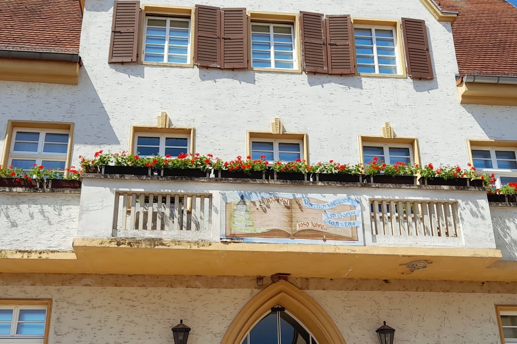 Schön blühen die Geranien am Barbyer Rathaus. Hier will Jörn Weinert zukünftig tätig sein.