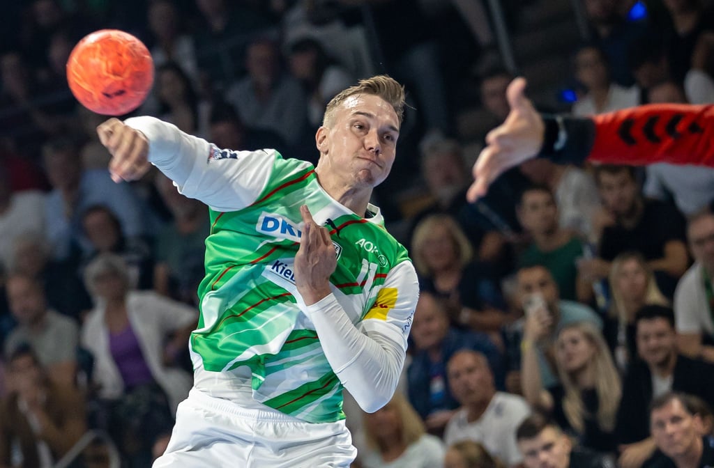 Berlins Lasse Andersson wirft den Ball auf das Tor.