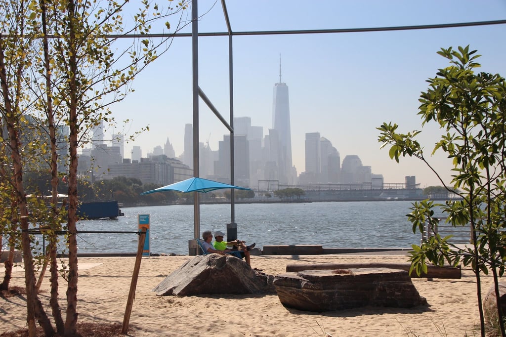 Besucher sonnen sich am ersten Strand von Manhattan, der sogenannten „Gansevoort Peninsula“.