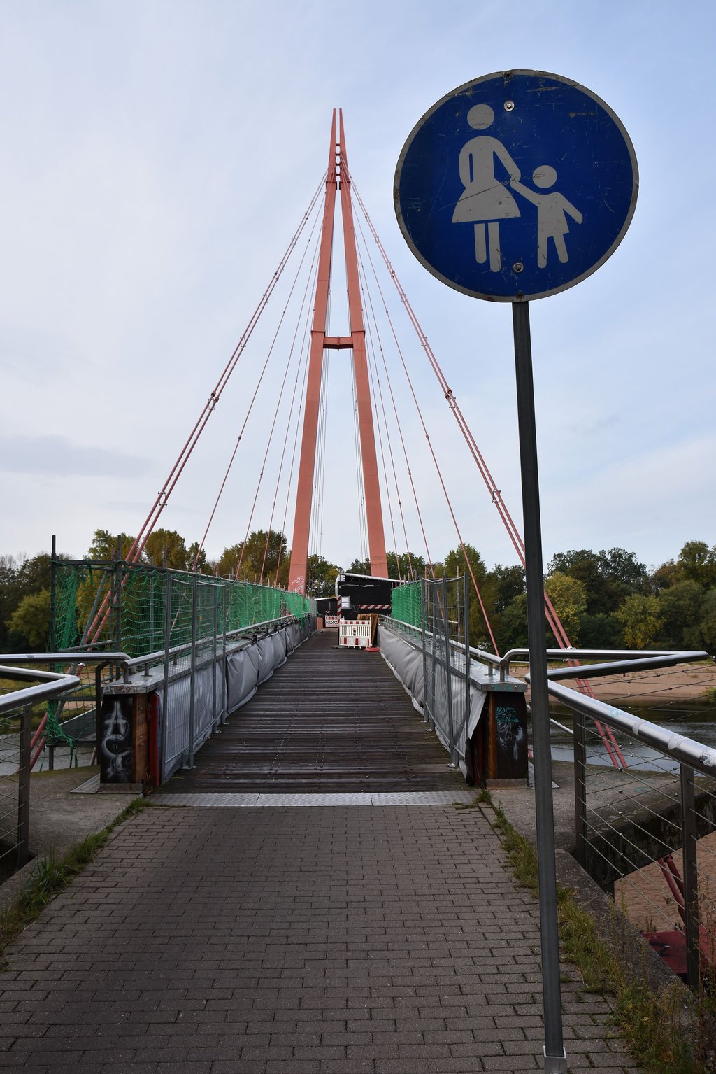 Wegen der Baustelle ist die Brücke derzeit nur als Gehweg freigegeben.