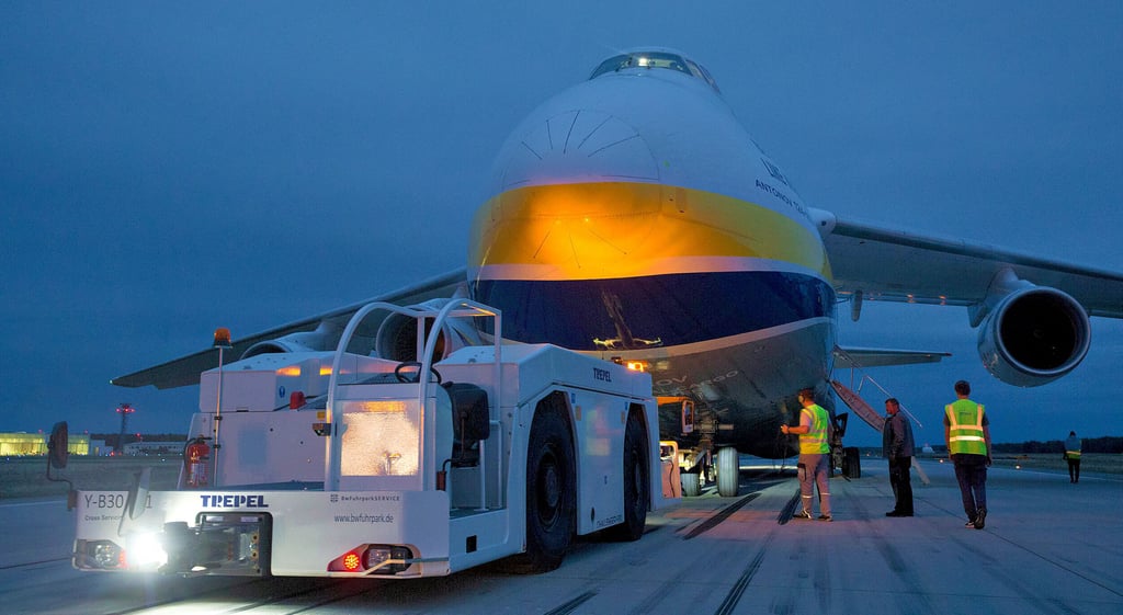 Fertig zum Start: Ein Schleppfahrzeug bringt die Antonov 124 zu später Stunde an den Startplatz zurück. Sie hatte am Sonntag einen Holzdorfer Helikopter vom Einsatz in Mali wieder „nach Hause“ gebracht.