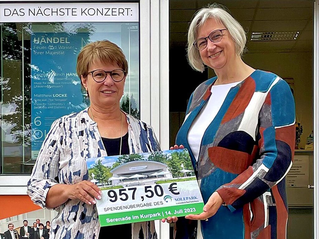 Sibylle Schulz von Solepark übergibt den Spendenscheck an Anita Bader von der Kammerphilharmonie.