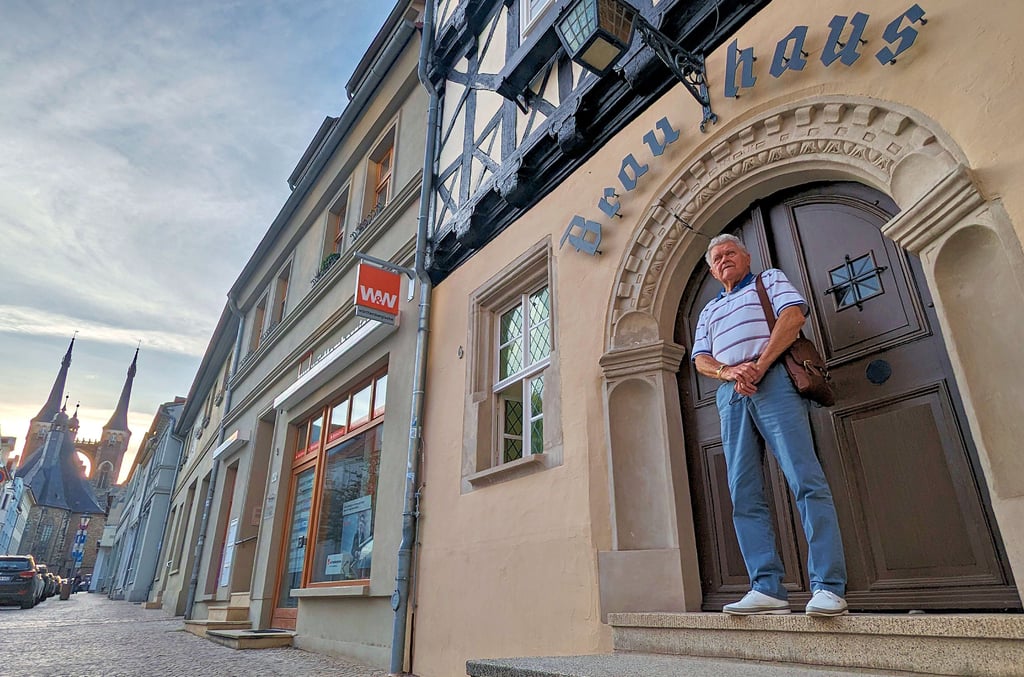 Das Köthener Urgestein Claus "Jimy" Lingner ist nach 34 Jahren zurück. Im Brauhaus, dem damaligen Altdeutschen Hof, in Köthen, verbrachte er manchen Abend.